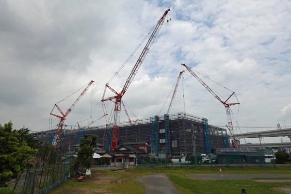 鶴見川除草隊長の近く