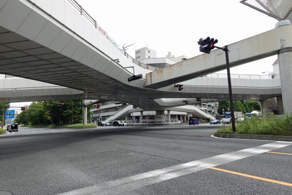 稲毛神社手前の歩道橋