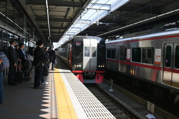 中部国際空港駅：2200系入線