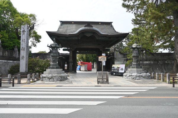 豊川稲荷：総門