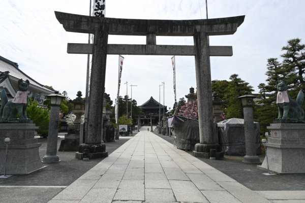 豊川稲荷：鳥居
