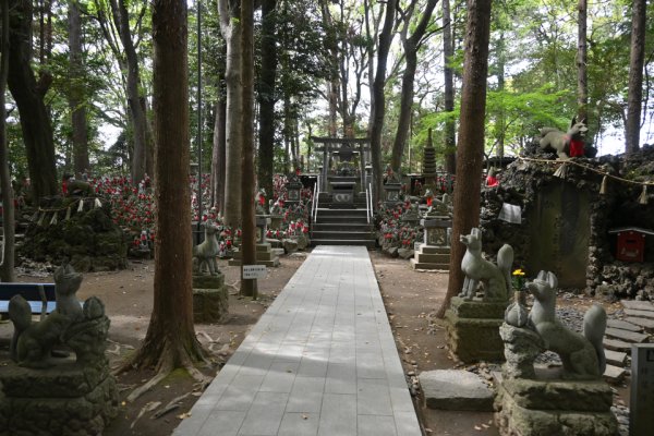 豊川稲荷：霊狐塚