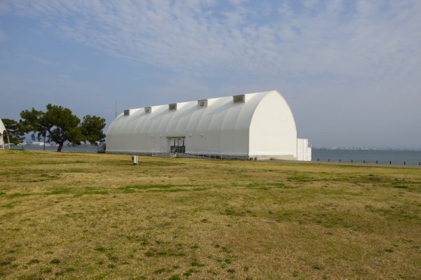 白い大きな建物