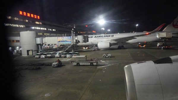 ＪＡＬ330便：スポット到着