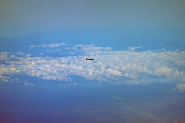 ＪＡＬ305便：並走する飛行機