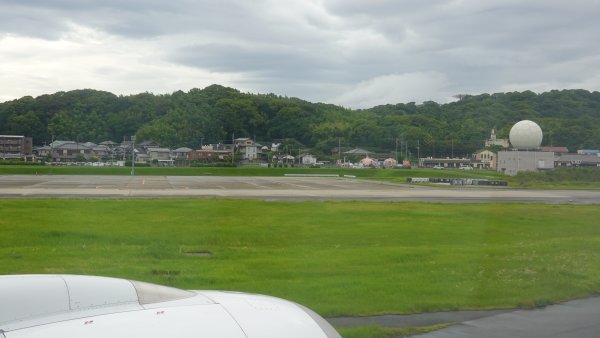 JAL303便：誘導路