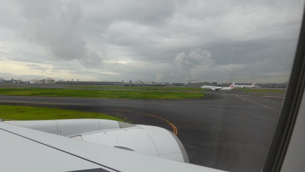 JAL303便：誘導路