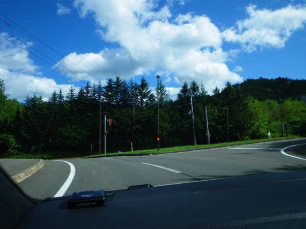 国道273号線から右折