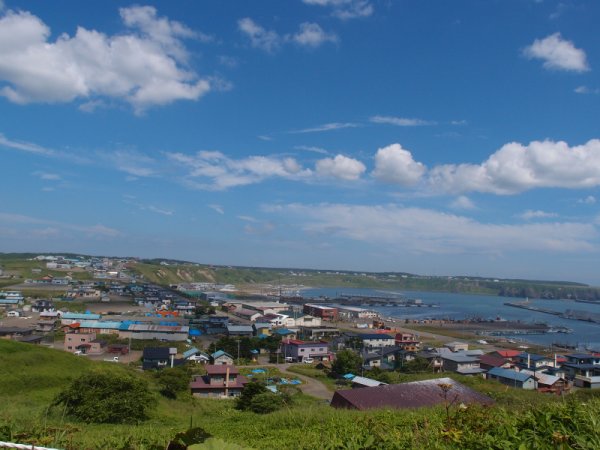 落石の港と町