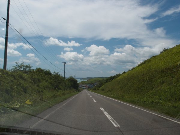 道道142号線：向こうに霧多布岬が