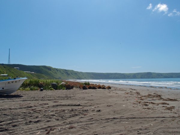 落石の浜辺と岬
