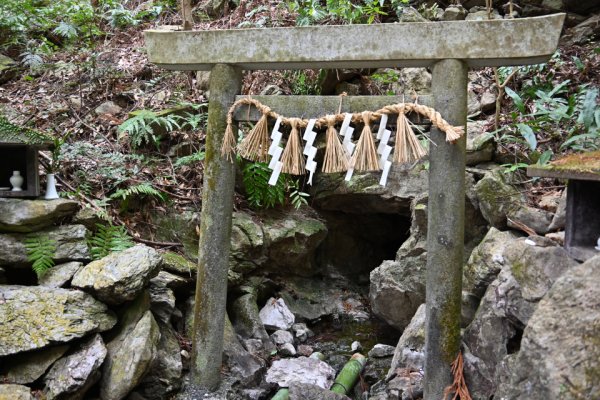 天の岩戸(9)：恵利原の水穴