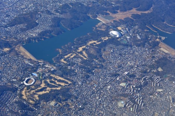 JAL201便の機内から：狭山湖