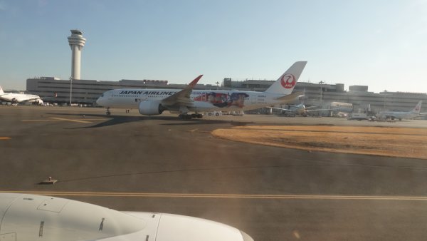 JAL201便の機内から：誘導路
