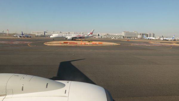 JAL201便の機内から：滑走路
