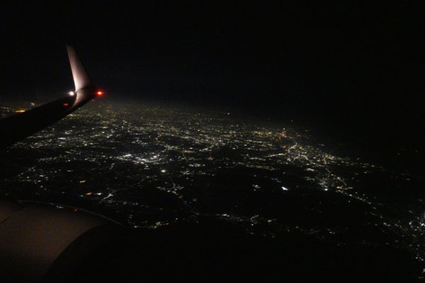 JAL208便の機内から：三河湾と夜景