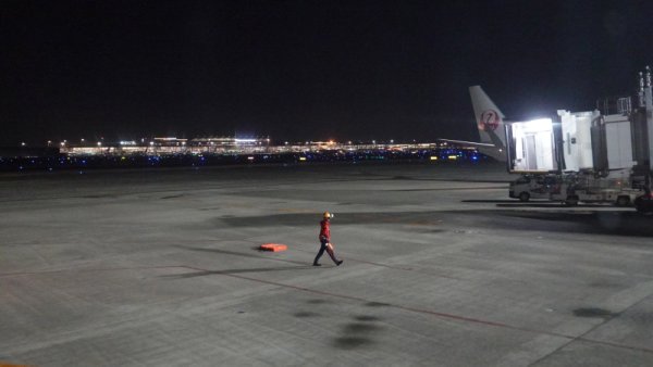JAL208便の機内から：スポットに到着