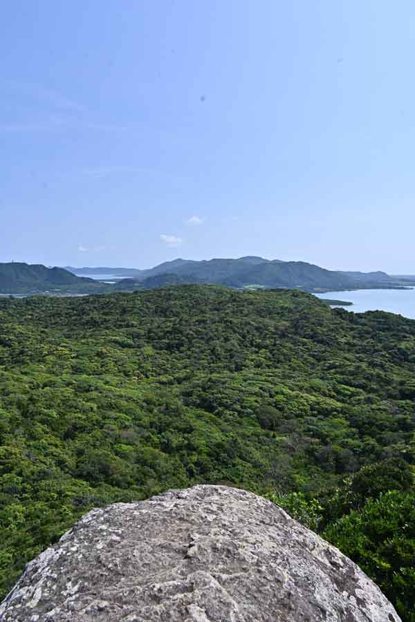 屋良部岳登山：トロルの舌から