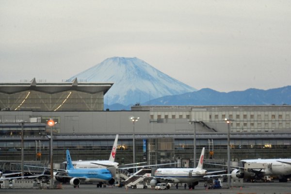 羽田空港：搭乗口からの富士山
