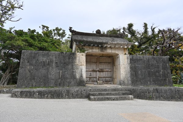 首里城：園比屋武御嶽石門