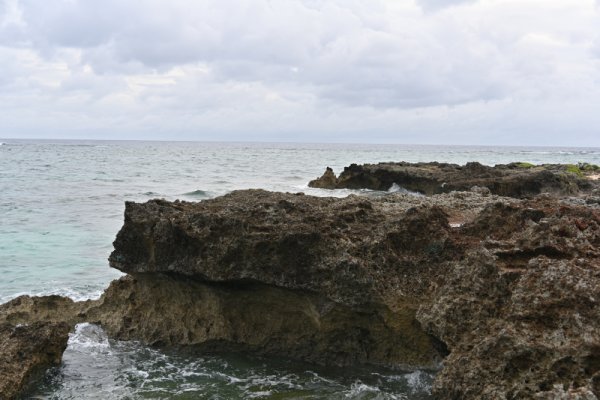 久高島：カベール岬（右側）