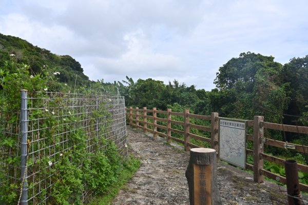 垣花樋川：駐車場からの入り口