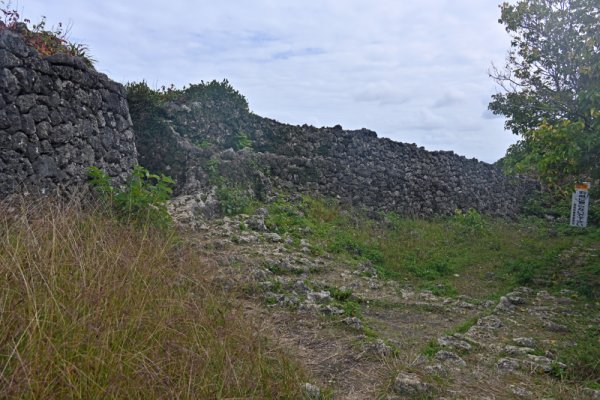 玉城城跡：海岸側の城壁