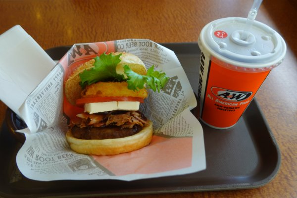 １日目のお昼：A&Wバーガー