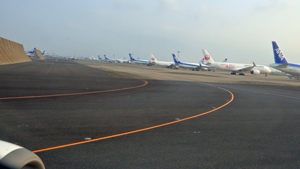 JAL623便：D滑走路に向かって