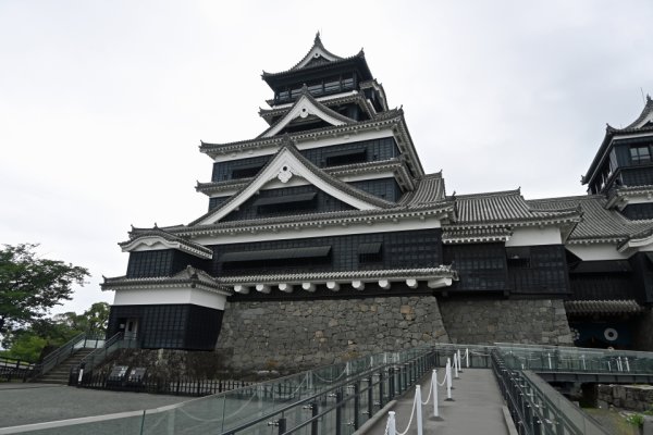 熊本城：天守前広場からの天守