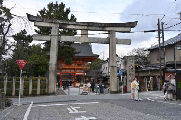 八坂神社：石鳥居