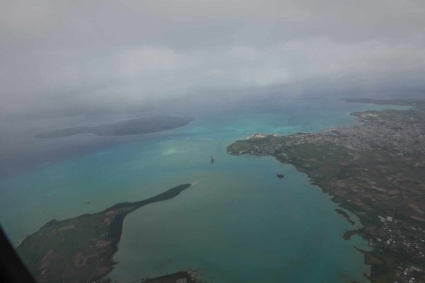 RAC891便の機内から(2)：与那覇湾と西浜崎
