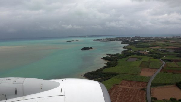 JTA557便の機内から：与那嶺湾を渡る