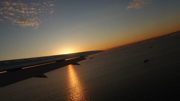 JAL901便の機内から：離陸＆日の出