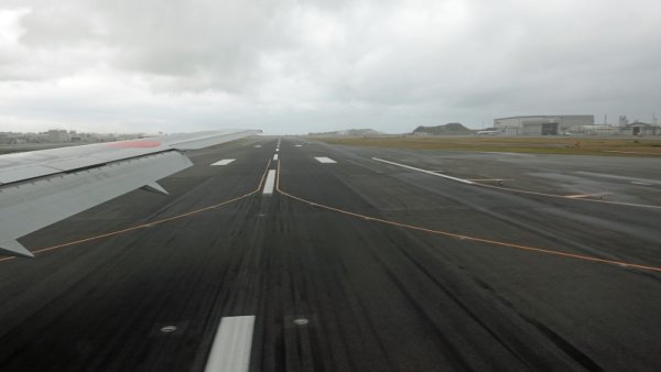 JAL901便の機内から：那覇空港