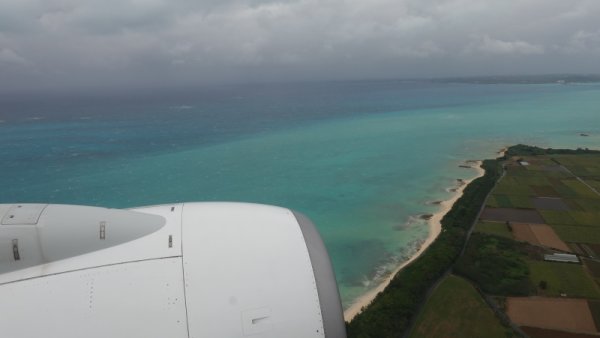 JTA557便の機内から：与那嶺ビーチ