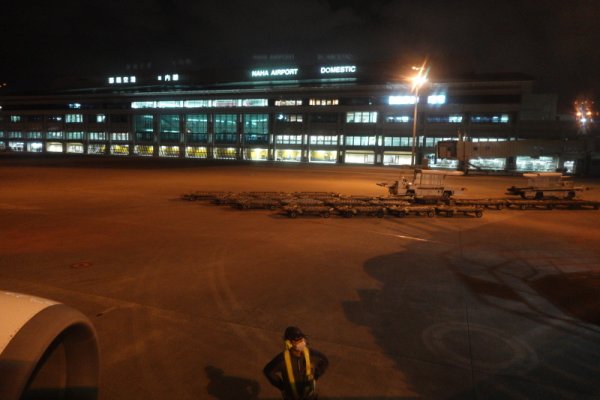 JAL922便の機内から：那覇空港