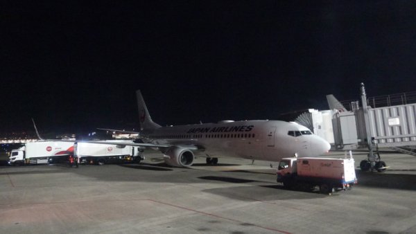 JAL922便の機内から：スポットに到着