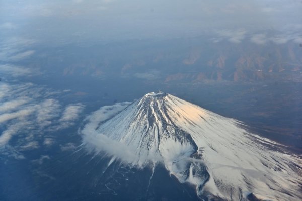 JAL901便の機内から：富士山のアップ