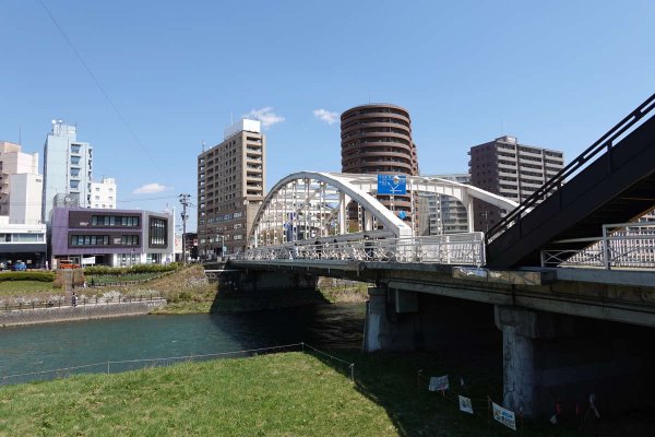 開運橋と北上川