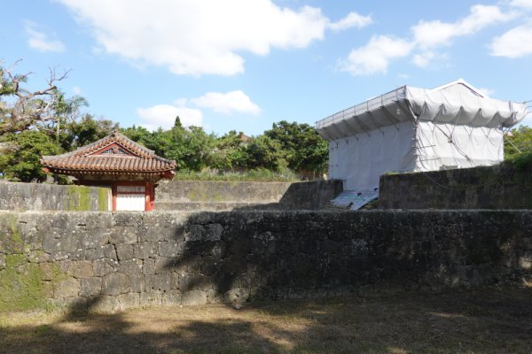 円覚寺の脇門から