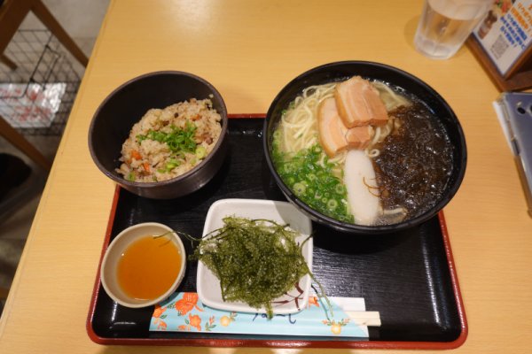 昼食は沖縄そば
