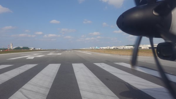 RAC815便の機内から：RWY36Rエンド