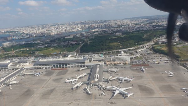 RAC815便の機内から：空港ターミナル