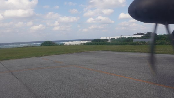 RAC815便の機内から：与論空港
