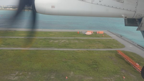 RAC816便の機内から：那覇空港