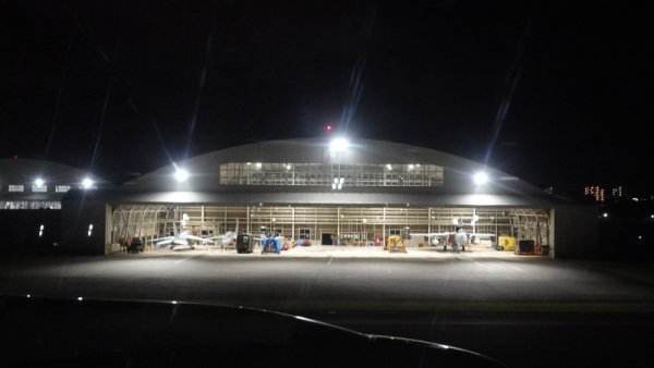 ＪＡＬ920便の機内から：格納庫