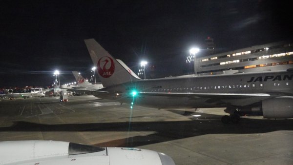 ＪＡＬ920便の機内から：スポット到着