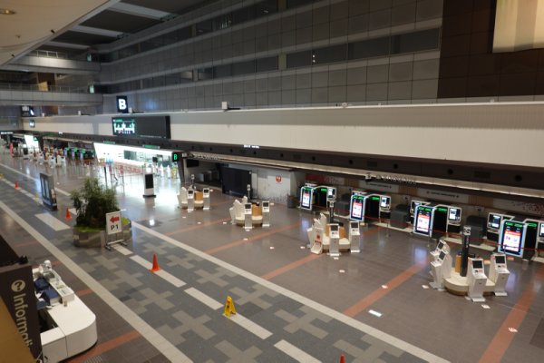 羽田空港：出発ロビー