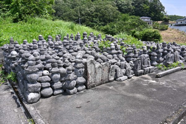 極楽寺跡石塔群